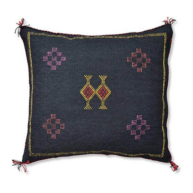 Stijlvolle Sabra kussen SB112 met bohemian patronen, perfect voor binnen of tuin, met natuurlijke kleurstoffen en ibiza sfeer.