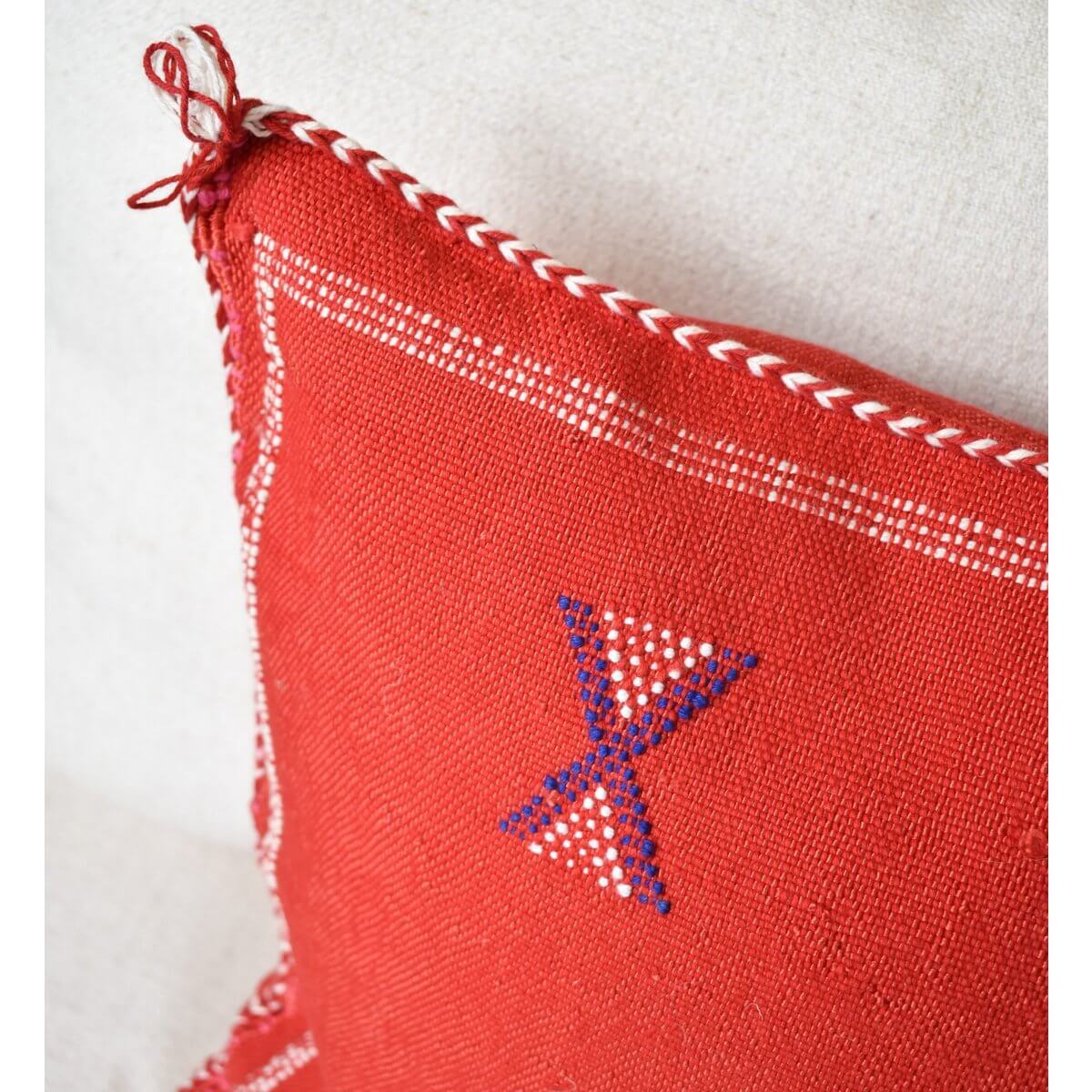 Rood Sabra kussen SB117 met bohemian uitstraling en kleurrijk patroon, ideaal voor binnen- en buitendecoratie.