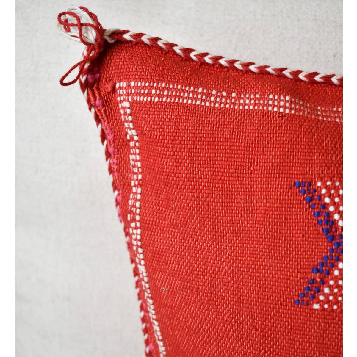 Bohemian Sabra kussen in levendig rood met handgeweven patroon, perfect voor binnen of buiten in je tuin voor die Ibiza sfeer.