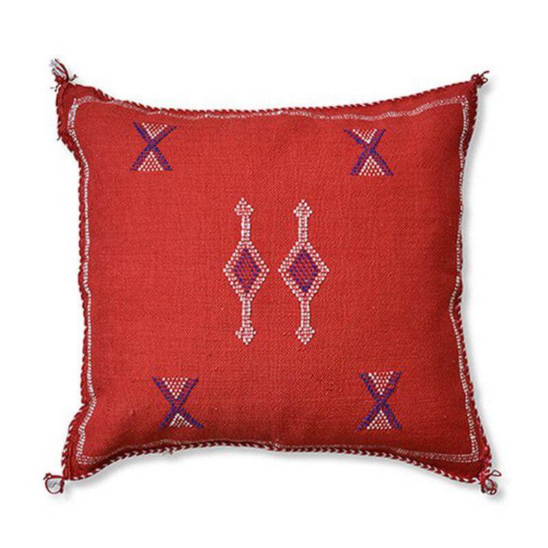Sabra kussen SB117 in warm rood met bohemian patronen, perfect voor een Ibiza-sfeer in elke tuin of woonkamer.