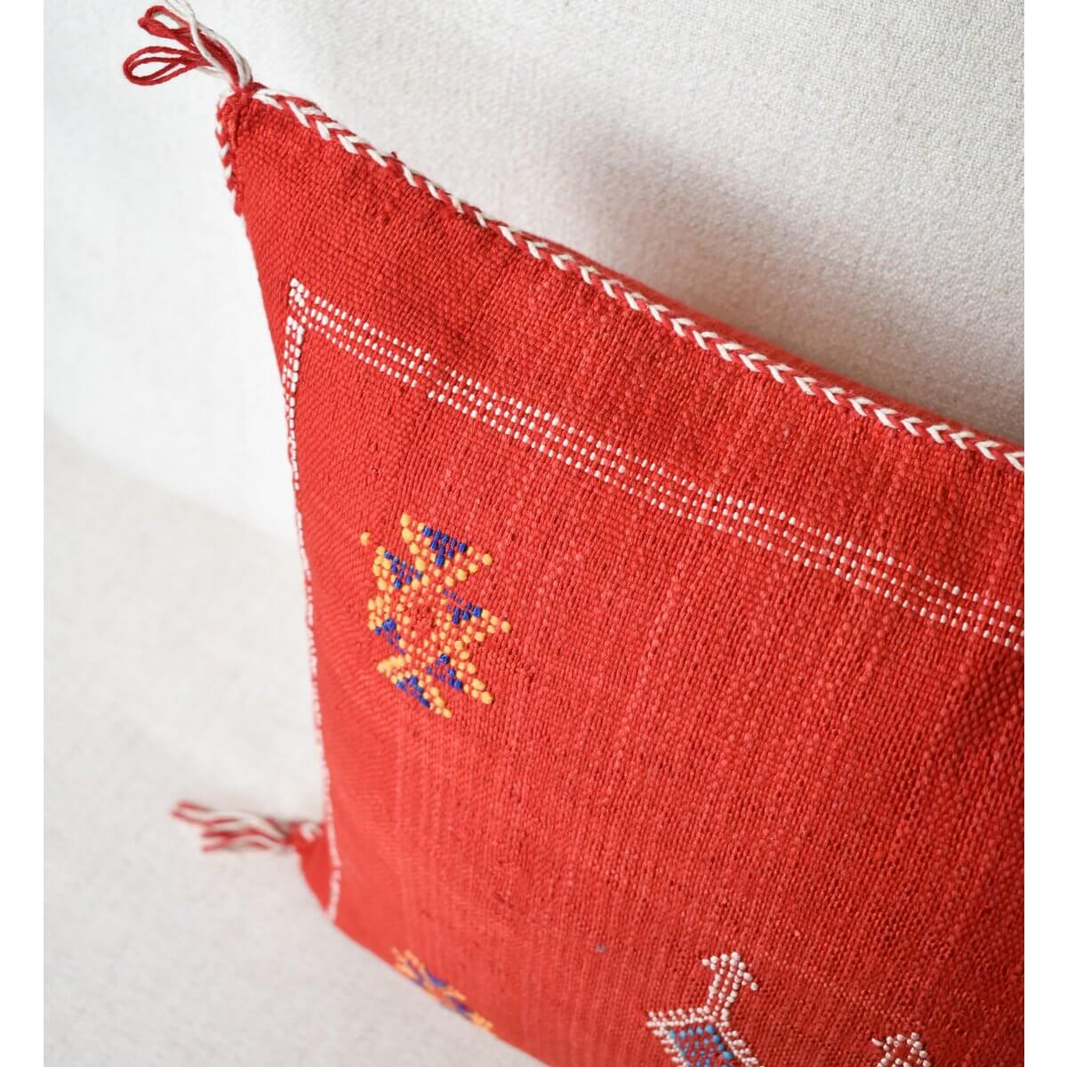 Rood Sabra kussen met bohemian patronen, perfect voor een Ibiza-sfeer in huis of tuin, geverfd met natuurlijke kleurstoffen.