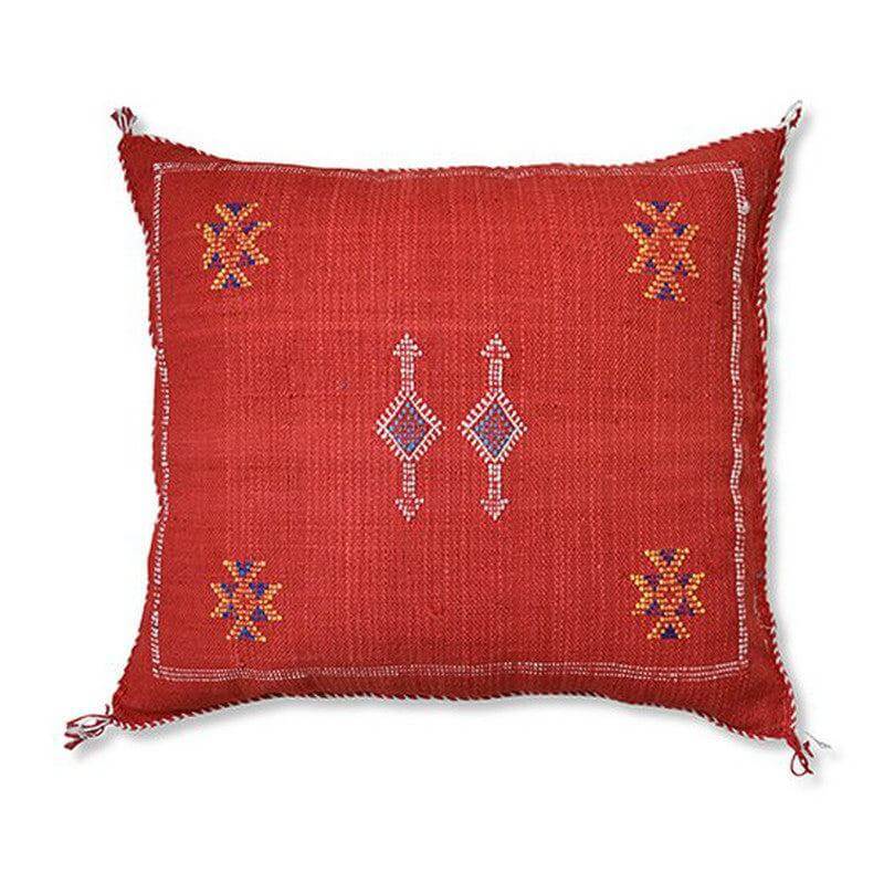 Bohemian Sabra kussen in rood met rustieke patronen, ideaal voor binnen of buiten decor voor een Ibiza sfeer.