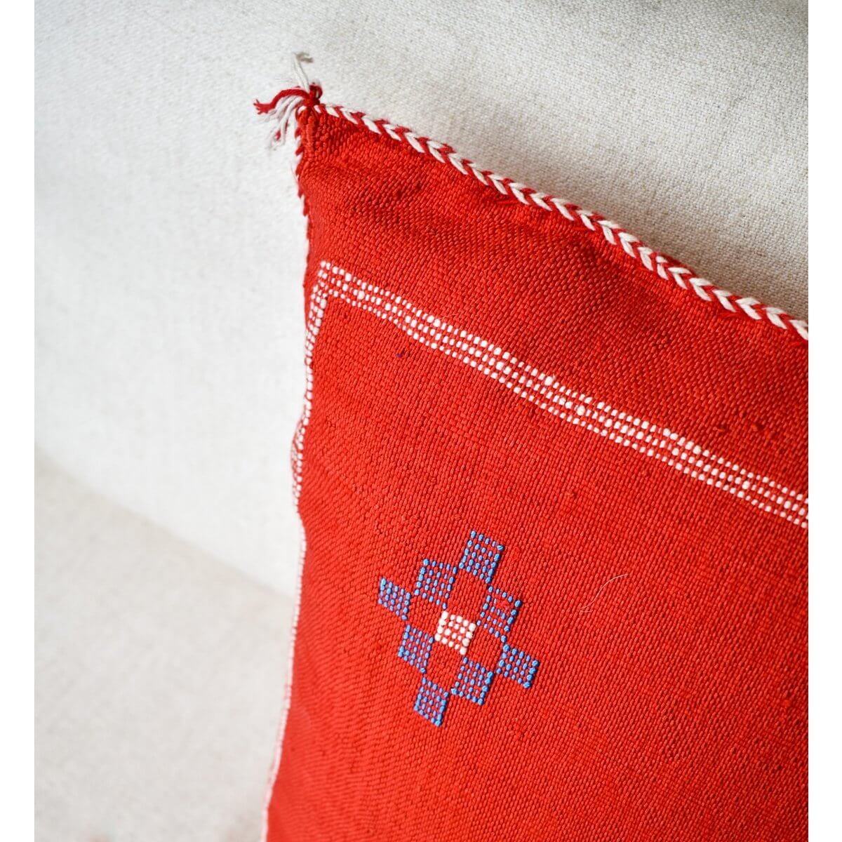 Een rood Sabra kussen met bohemian patroon, perfect voor binnen en buiten loungesets, voor een Ibiza sfeer in huis of tuin.