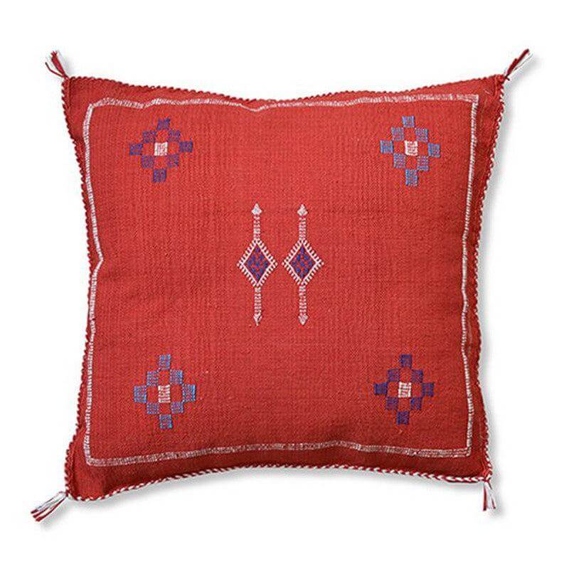 Bohemian Sabra kussen in rood met rustige patronen, perfect voor binnen en tuin, geïnspireerd op Ibiza sfeer.