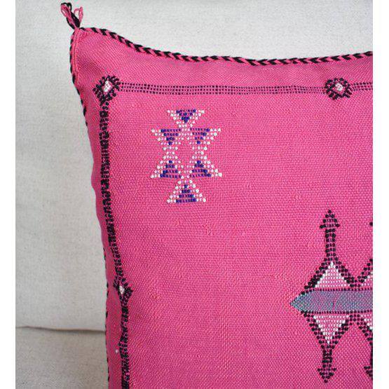 Roze Sabra kussen met bohemian patronen, perfect voor een Ibiza sfeer in huis of tuin loungeset.