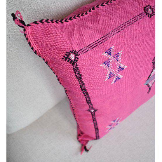 Roze Sabra kussen met bohemian patroon, perfect voor een Ibiza sfeer in huis of tuin. Handgeverfde natuurlijke kleurstoffen.