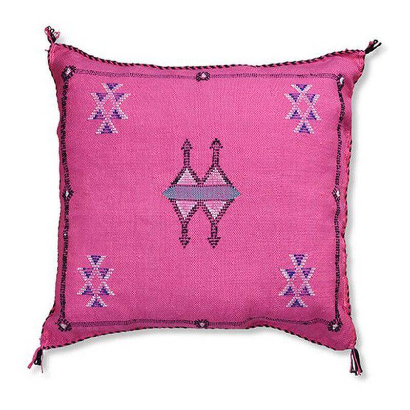 Sabra kussen SB131 in levendig roze met bohemian patronen, perfect voor een ibiza sfeer in je tuin of woonkamer.