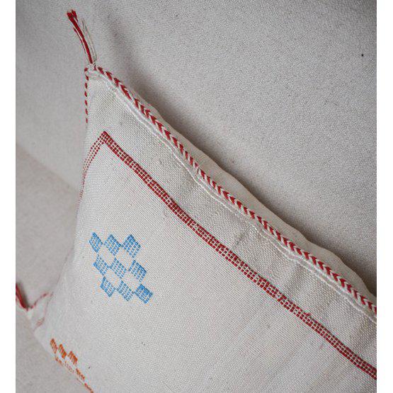 Alt Tag: Sabra kussen SB153 met bohemian patroon en natuurlijke kleuren, ideaal voor binnen en buiten in een loungeset. Ibiza sfeer.