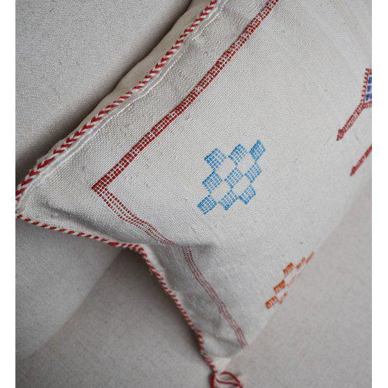 Rustieke Sabra kussen met bohemian patronen voor Ibiza sfeer. Perfect voor binnenshuis of in de tuin. Geverfd met natuurlijke kleurstoffen.