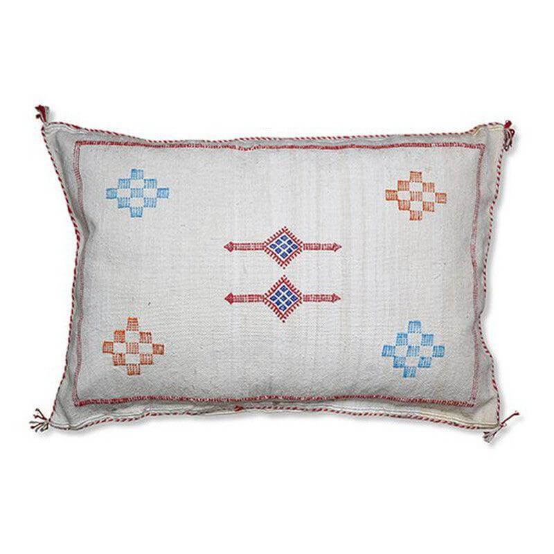 Bohemian Sabra kussen met kleurrijke patronen, perfect voor Ibiza-sfeer in huis of tuin. Handgemaakt met natuurlijke kleurstoffen.