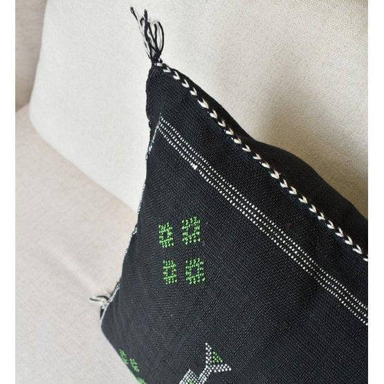 Zwart Sabra kussen met groene patronen, bohemian stijl, perfect voor een Ibiza sfeer in de tuin. Geverfd met natuurlijke kleurstoffen.