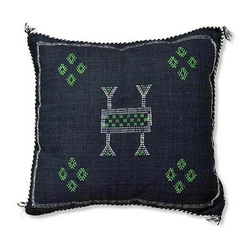 Boheemse Sabra kussen SB163 met rustige patronen en groene accenten, perfect voor binnen en buiten 'Ibiza' sfeer.