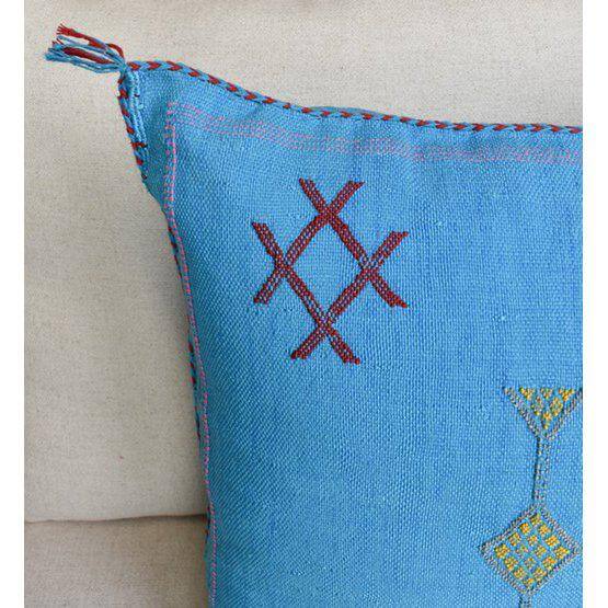 Blauw Sabra kussen met heldere patronen en bohemian uitstraling, perfect voor binnen en buiten. Ideaal voor een Ibiza sfeer in de tuin.