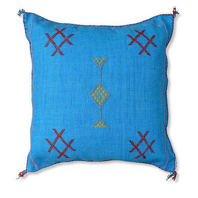 Azule Sabra kussen met kleurrijk bohemian patroon, ideaal voor binnen of tuin, voor een Ibiza sfeer. Handgemaakt met natuurlijke kleurstoffen.