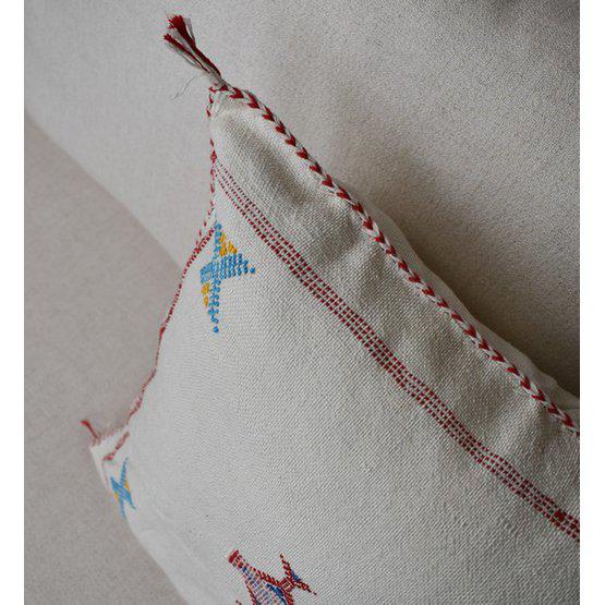 Sabra kussen SB166 met bohemian patronen en natuurlijke kleuren, perfect voor een Ibiza-sfeer in huis of tuin. Handgeweven charme.