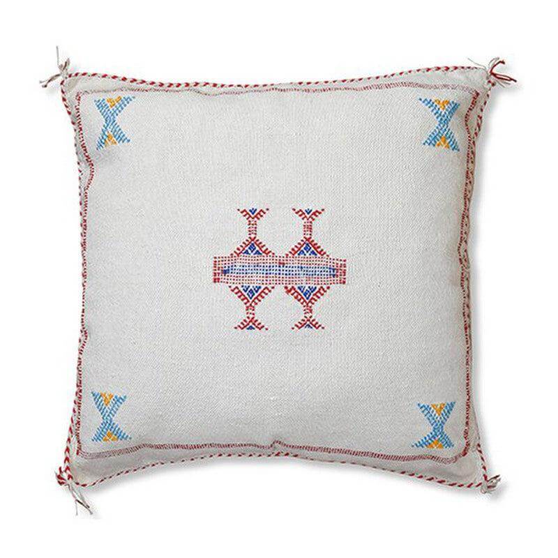 Wit Sabra kussen met kleurrijk bohemian patroon, perfect voor binnenhuis of tuingebruik voor een ontspannen Ibiza sfeer.