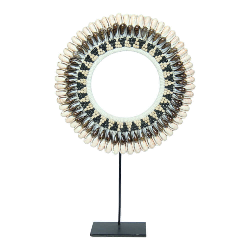 Handgemaakte schelpenketting op standaard Citra, uniek zee-ornament voor interieurdecoratie.