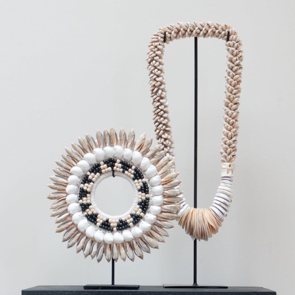 Exotische schelpenketting op standaard Dalmo, met natuurlijke elegantie en bohemian uitstraling voor een uniek interieuraccent.