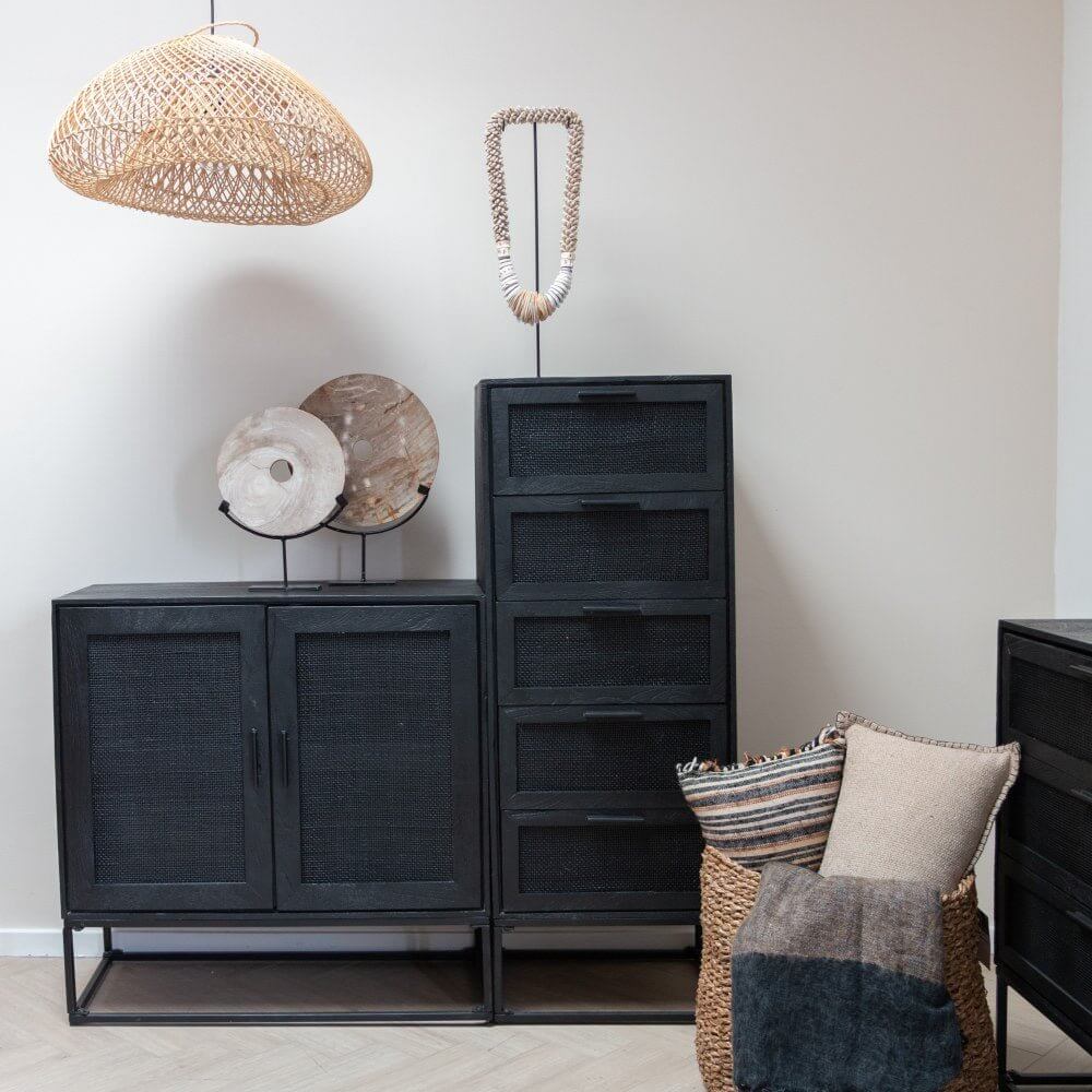 Interieur met Schelpenketting op standaard Dalmo voor een bohemian uitstraling