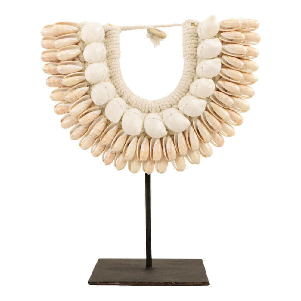 Schelpenketting op standaard Dunia: decoratieve handgemaakte schelpenkunst voor interieur, geïnspireerd door de pracht van de zee.