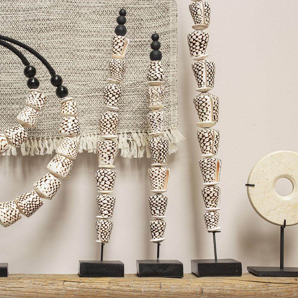 Schelpenstick Yoko, handgemaakte bohemian decoratie met schelpen op stok, perfect voor een unieke en artistieke sfeer in huis.