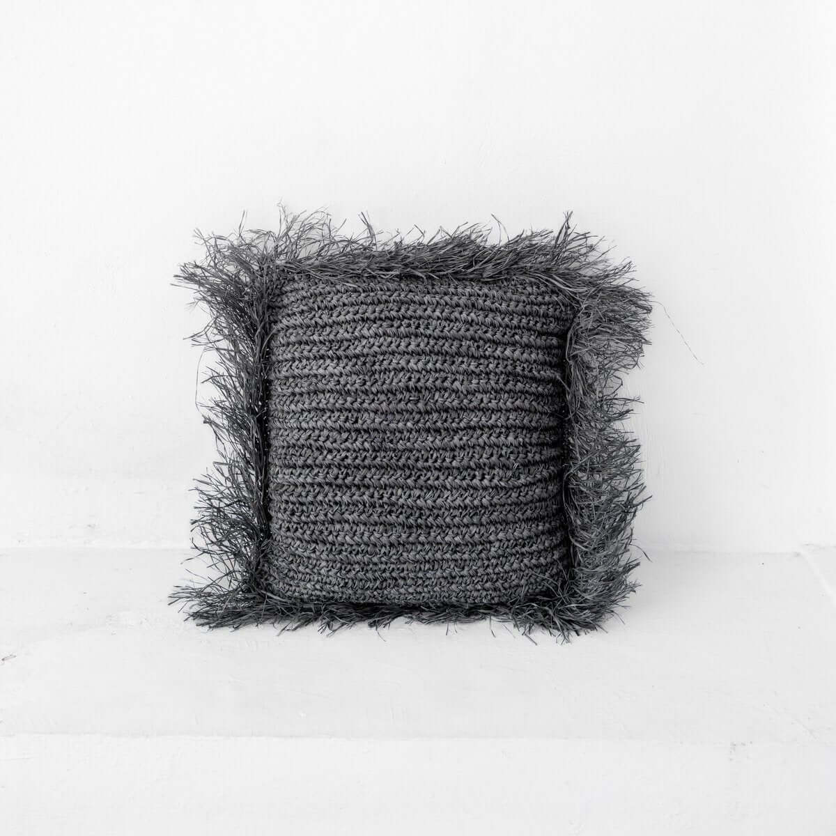 Sierkussen GANDI van Raffia in grijs, 50x50 cm, handgemaakt met katoen- en kokosvezels, duurzame decoratieve blikvanger.