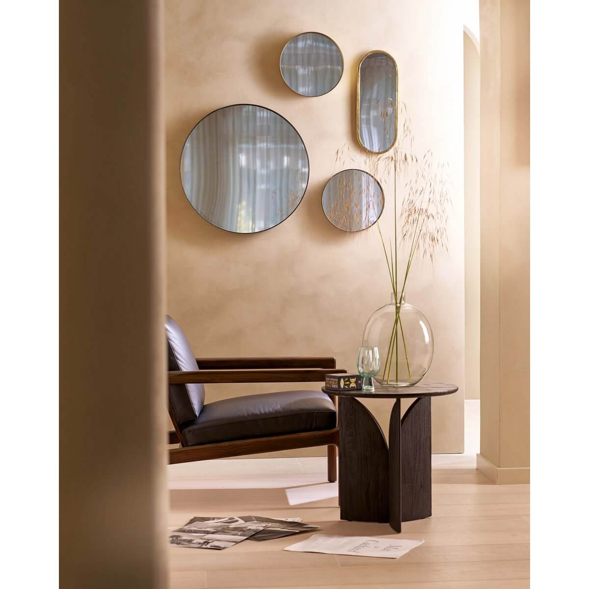 Bohemian style room with Spiegel Ovaal Goud 20x50cm mirrors on the wall, featuring elegant decor and modern furnishings.