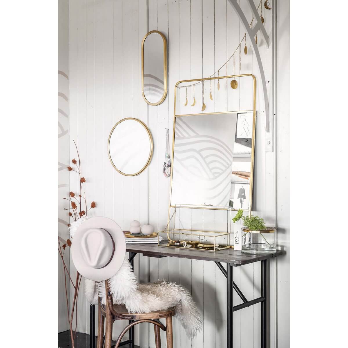Bohemian style interior with Spiegel Ovaal Goud 20x50cm, surrounded by decor, creating a chic, elegant atmosphere.
