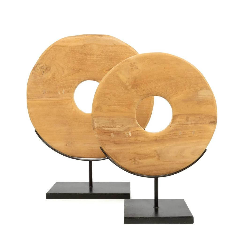 Teakhouten cirkel op standaard, perfect voor Ibiza stijl interieur, gemaakt van eco-vriendelijke materialen door Earthware.