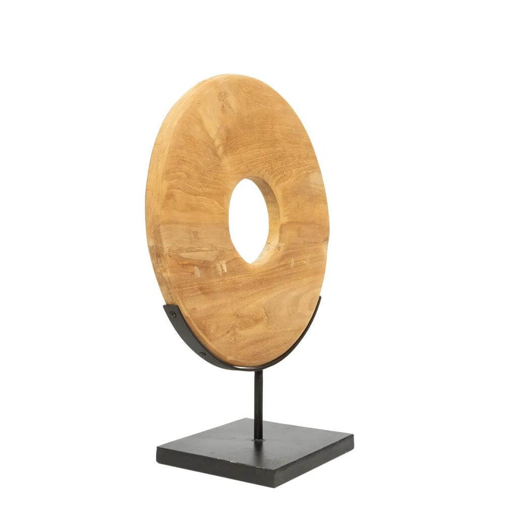 Teakhouten cirkel op standaard, decoratief eco-vriendelijk accessoire voor Ibiza interieur.