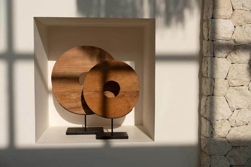 Teakhouten cirkel op standaard, natuurlijk woonaccessoire met eco-vriendelijke uitstraling, perfect voor Ibiza stijl interieur.