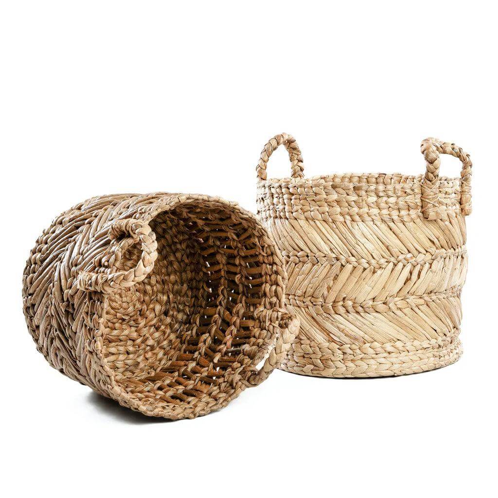Twee handgeweven zeegras manden, perfect voor stijlvolle en duurzame opbergoplossingen in huis.