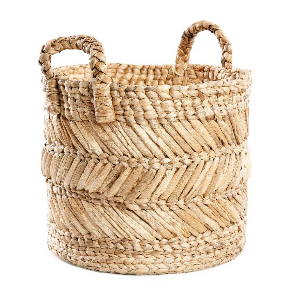 Grote geweven mand van zeegras met zigzag patroon en handvatten, ideaal voor opslag en als stijlvolle natuurlijke decoratie.
