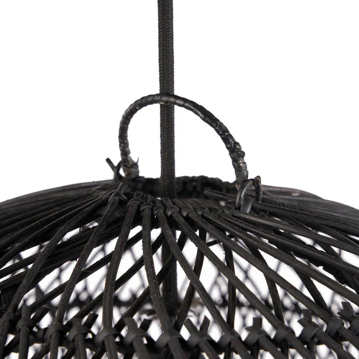 Close-up van de zwarte Bubble Pendant lamp met rattan patronen, ideaal voor moderne en boheemse interieurs.