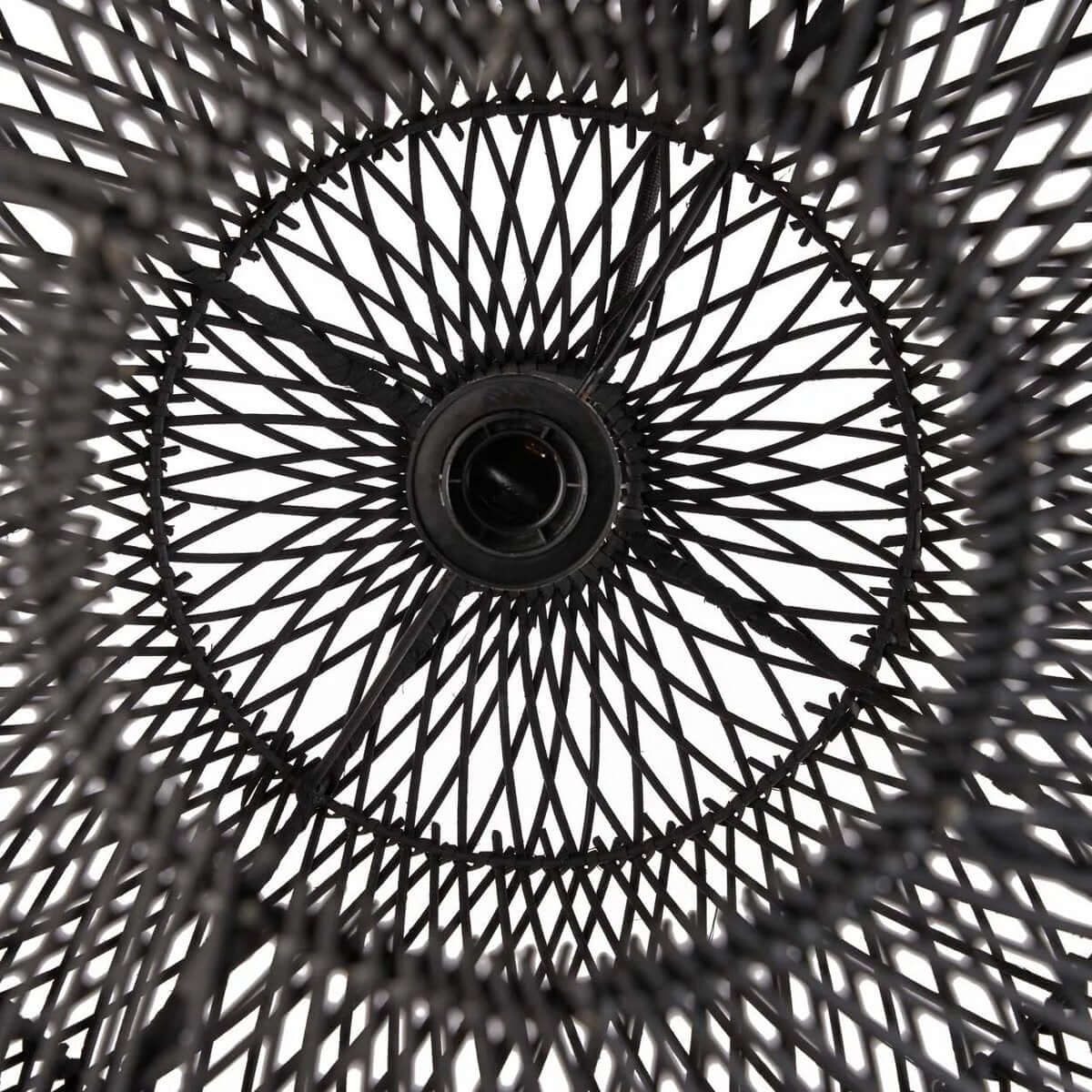 Close-up van zwarte rieten structuur van de Bubble Pendant lamp, geïnspireerd door speelse zwevende bellen, veelzijdig voor elk interieur.