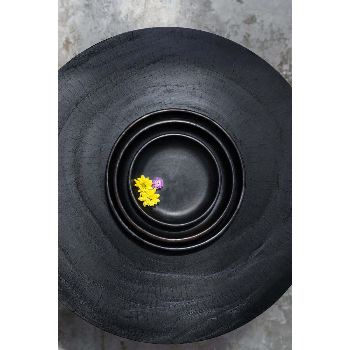 Bohemian burned classic plate in black terracotta with floral decor, perfect for brunch or dinner. Stylish and minimalist.