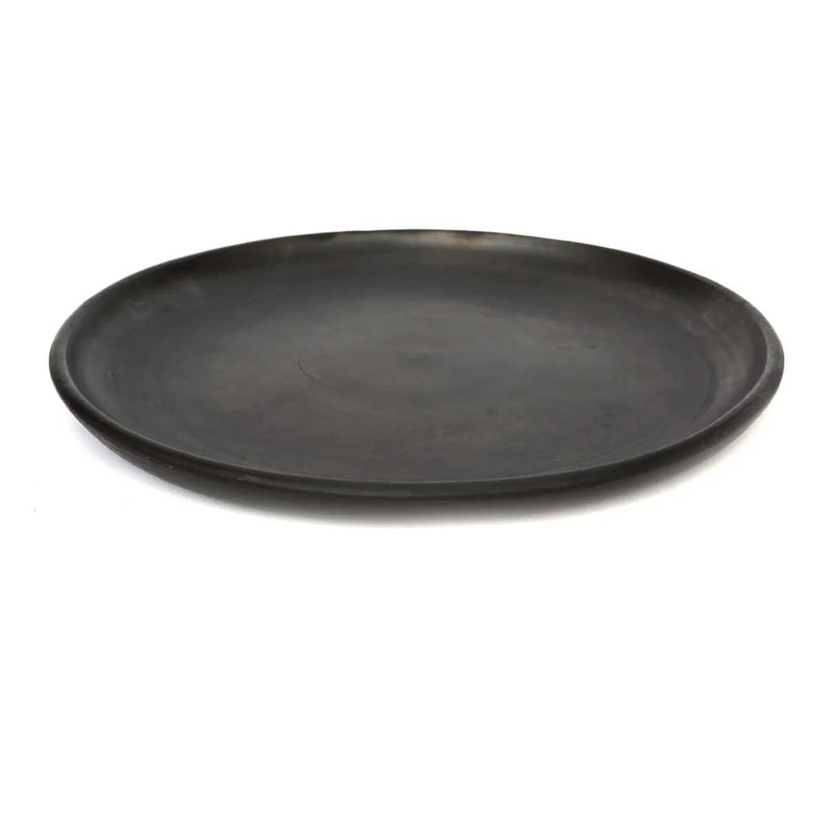 The Burned Classic Plate in black terracotta, perfect for a bohemian-style table setting. Wide 30cm, 2cm height. Brand: Bazar Bizar Living.