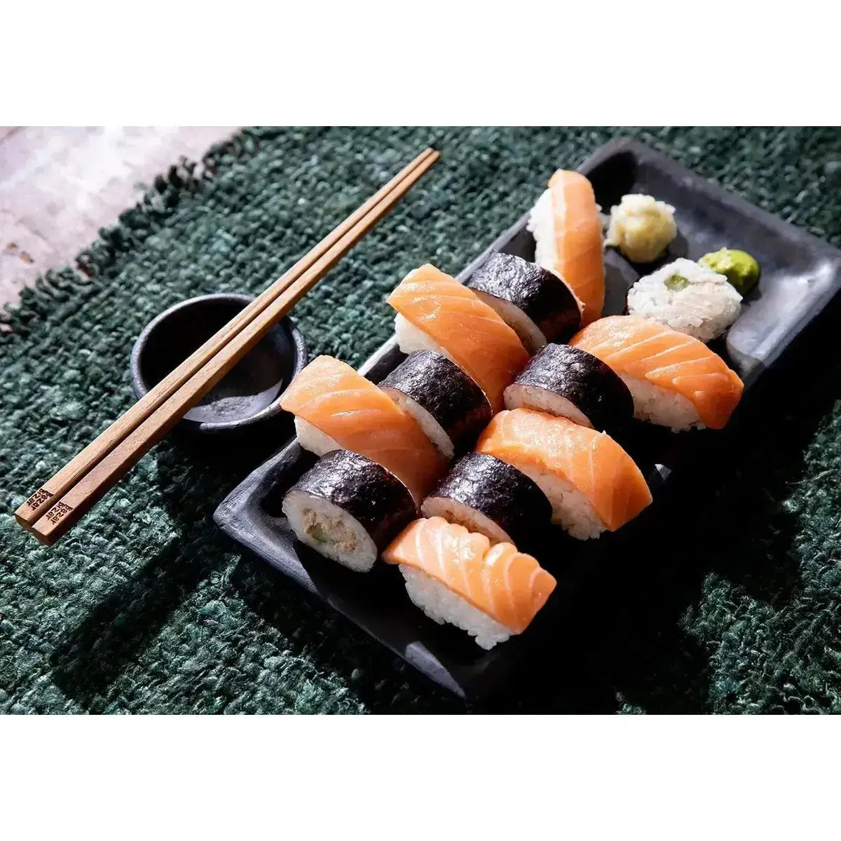 The Burned Sushi Bord - Zwart - L-Servies burned-Bazar Bizar Living-Ik Hout ervan.