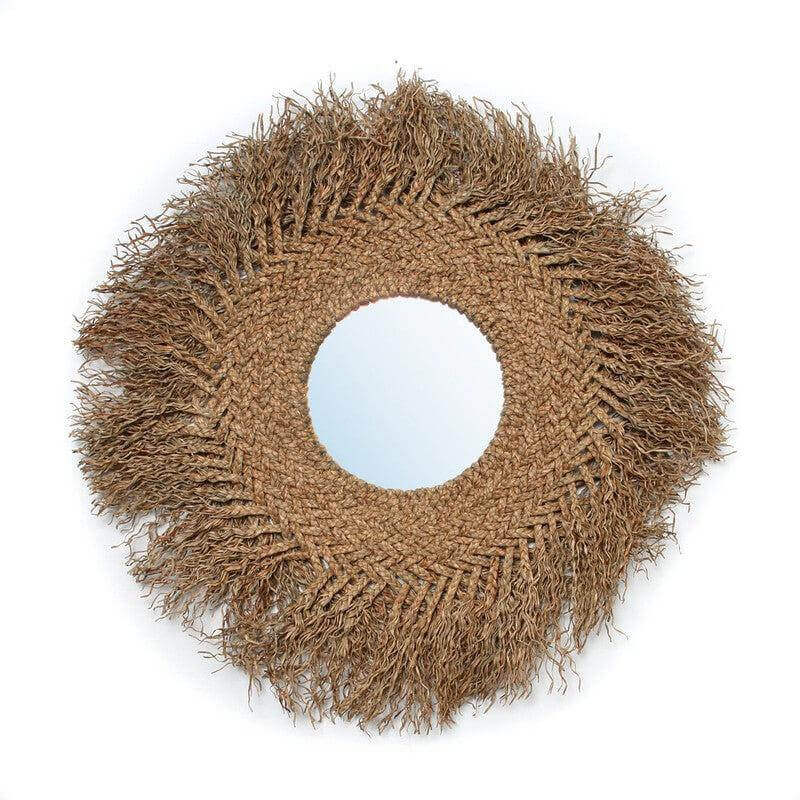 Rotan spiegel met franjes, voegt een boho kustuitstraling toe aan elk interieur, van Bazar Bizar Living, 75cm hoogte en lengte.
