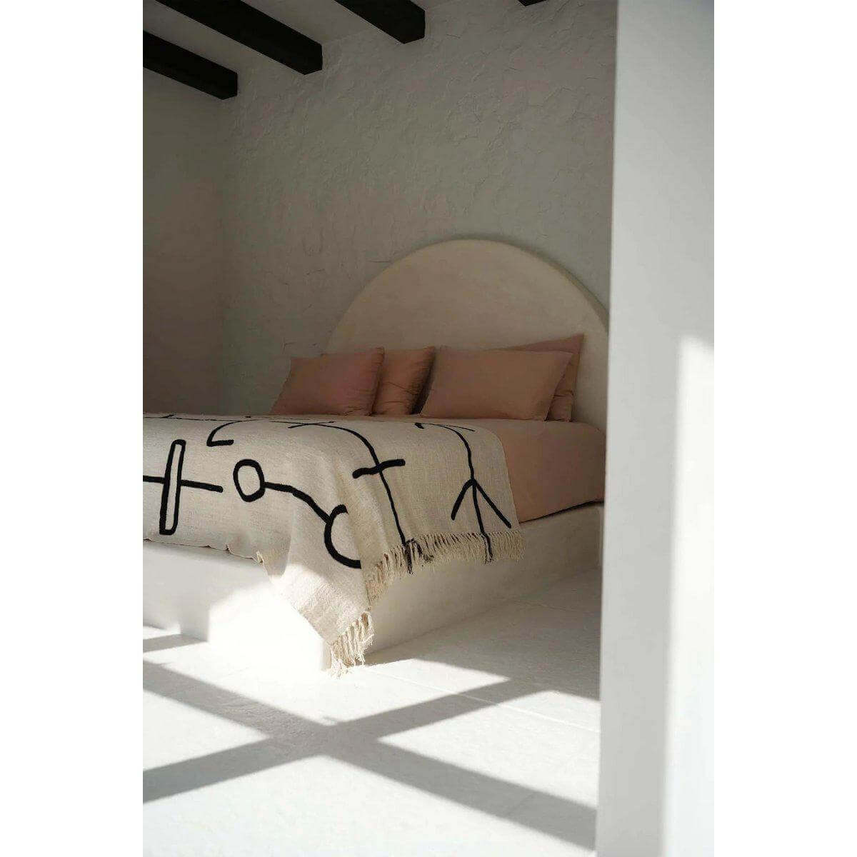 Stijlvolle slaapkamersetting met de zwarte 'Evil Eye' bedsprei van natuurlijk katoen, een elegant en mystiek decor.