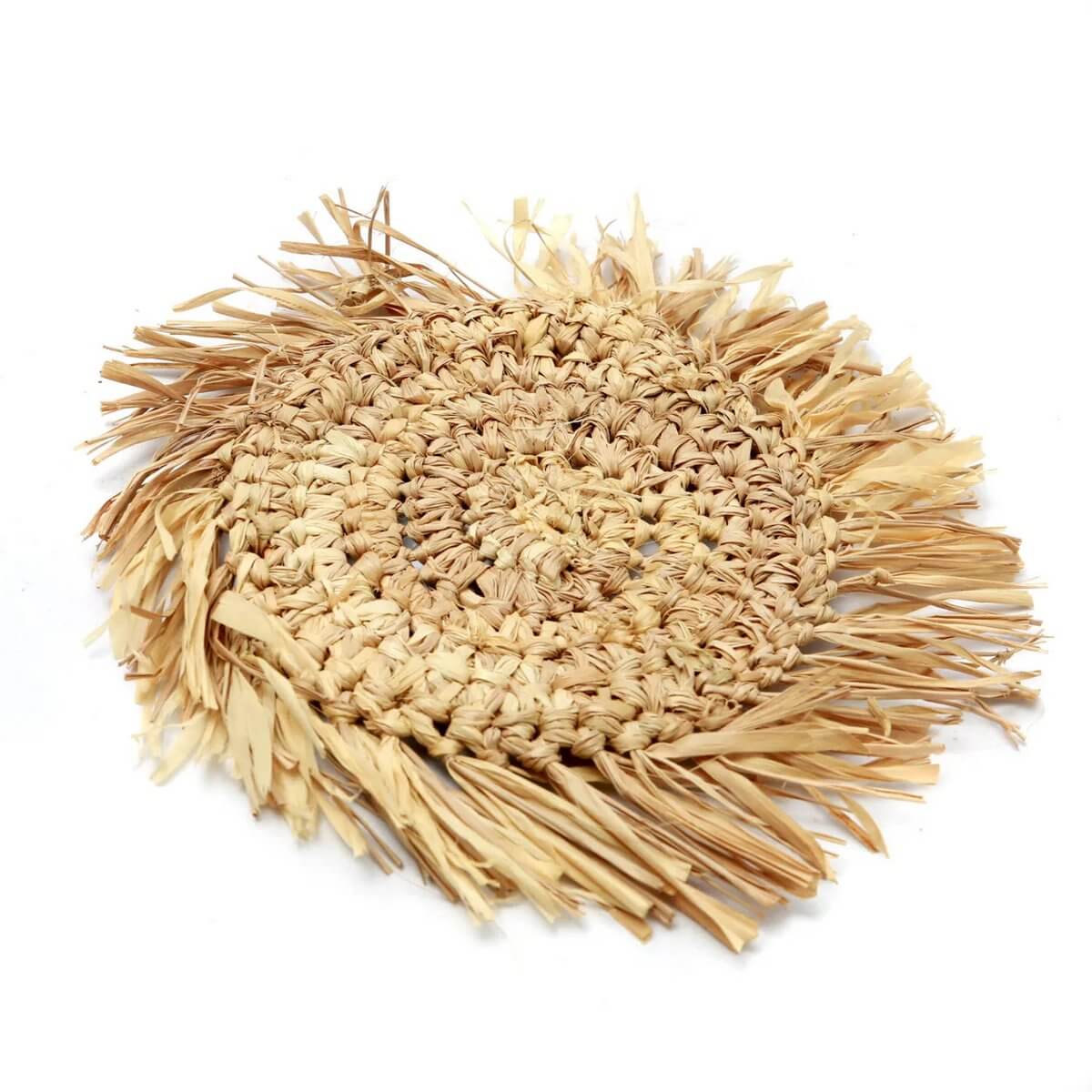 Natural bohemian raffia coaster with fringe, perfect for chic table settings. Lightweight, blends with any decor style. Size: 10cm.