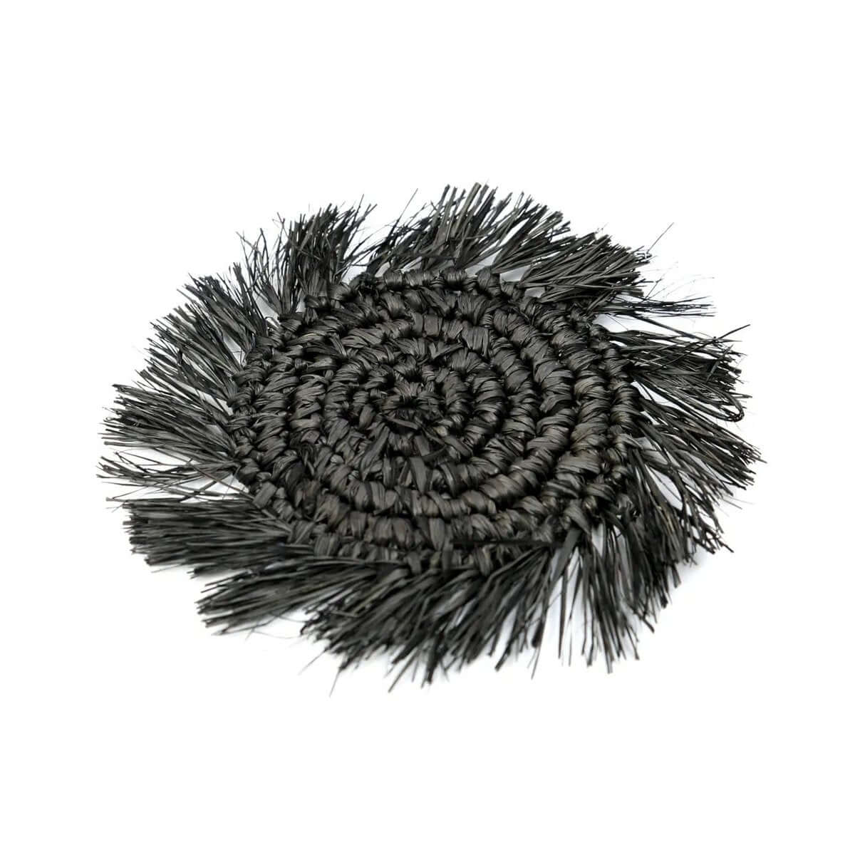 Bohemian style fringe raffia coaster in zwart, perfect for coffee tables or table settings. Lightweight and versatile decor by Bazar Bizar Living.