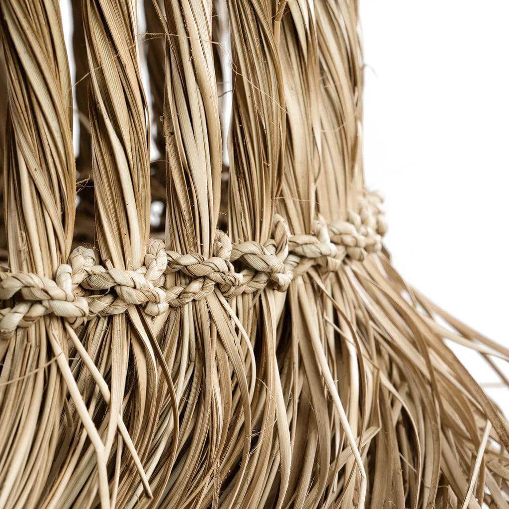 Detail van de handgeweven Guagua hanglamp van mendong gras en waterhyacint, ideaal voor een natuurlijke sfeer in huis.