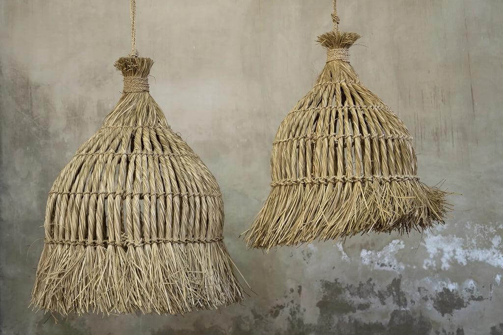 Twee handgemaakte Guagua hanglampen van mendong gras en waterhyacint voor een natuurlijke en sfeervolle inrichting.