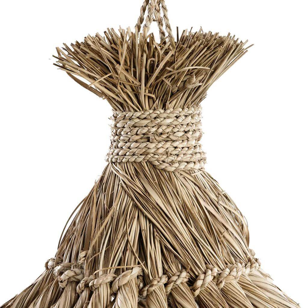Natuurlijke hanglamp gemaakt van mendong gras en waterhyacint, perfecte sfeermaker voor woonkamer of badkamer.