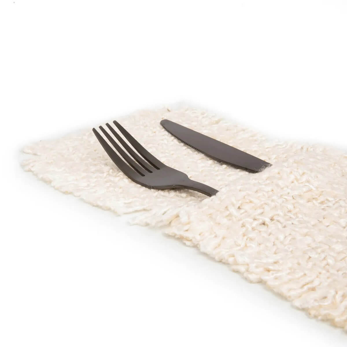 Bohemian crème bestekhouder met luxe zijdelook en metalen bestek, textiel handgemaakt voor een unieke tafelsetting.