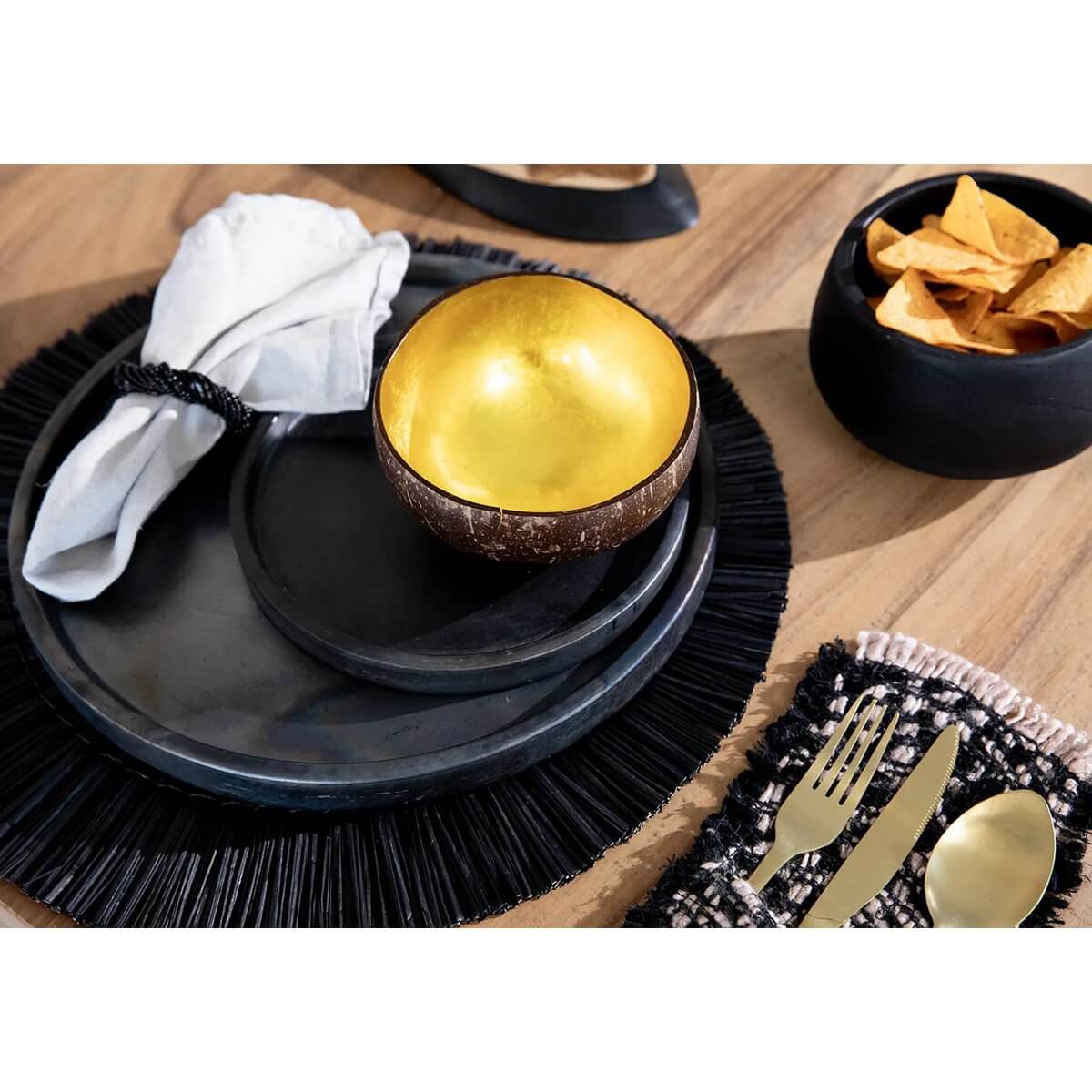 Elegant table setting with the Oh My Gee Bestekhouder - Zwart Koper, featuring bohemian black placemats and golden bowl.