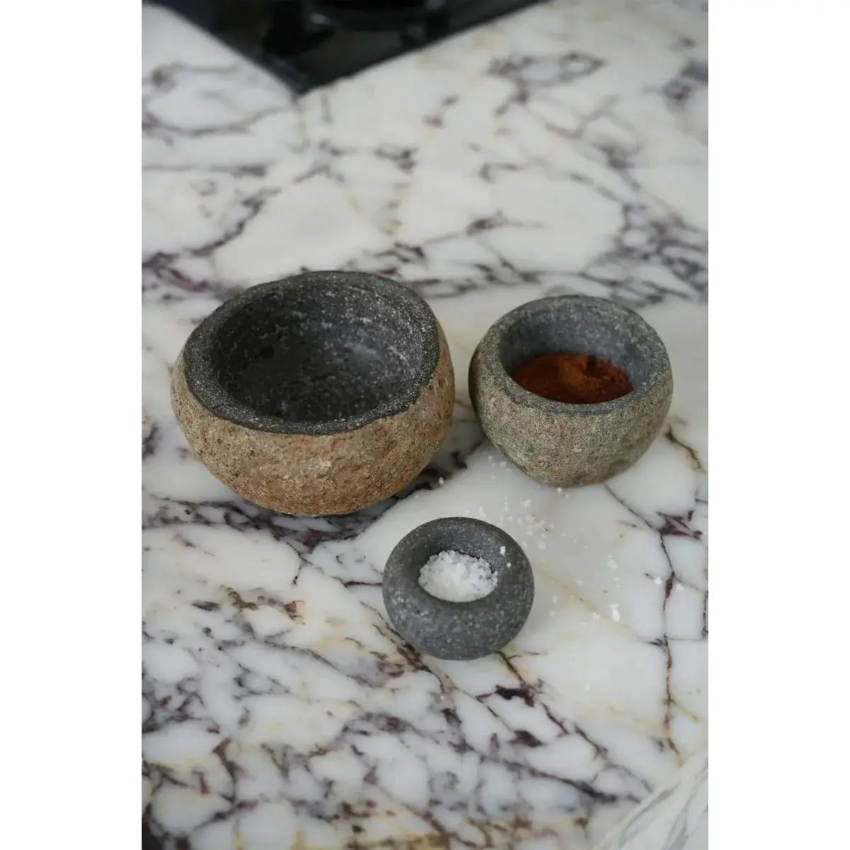 The River Stone Kom - Zwart - S-Servies-Bazar Bizar Living-Ik Hout ervan.