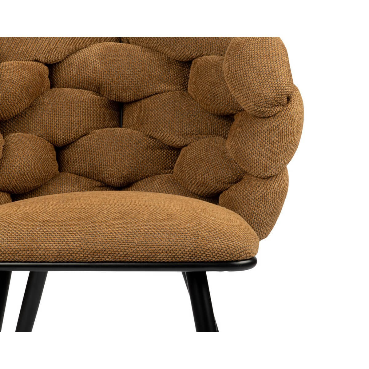 Close-up van de bruin geweven Rock Chair met uniek weefpatroon en moderne uitstraling, perfecte luxe toevoeging aan uw interieur.