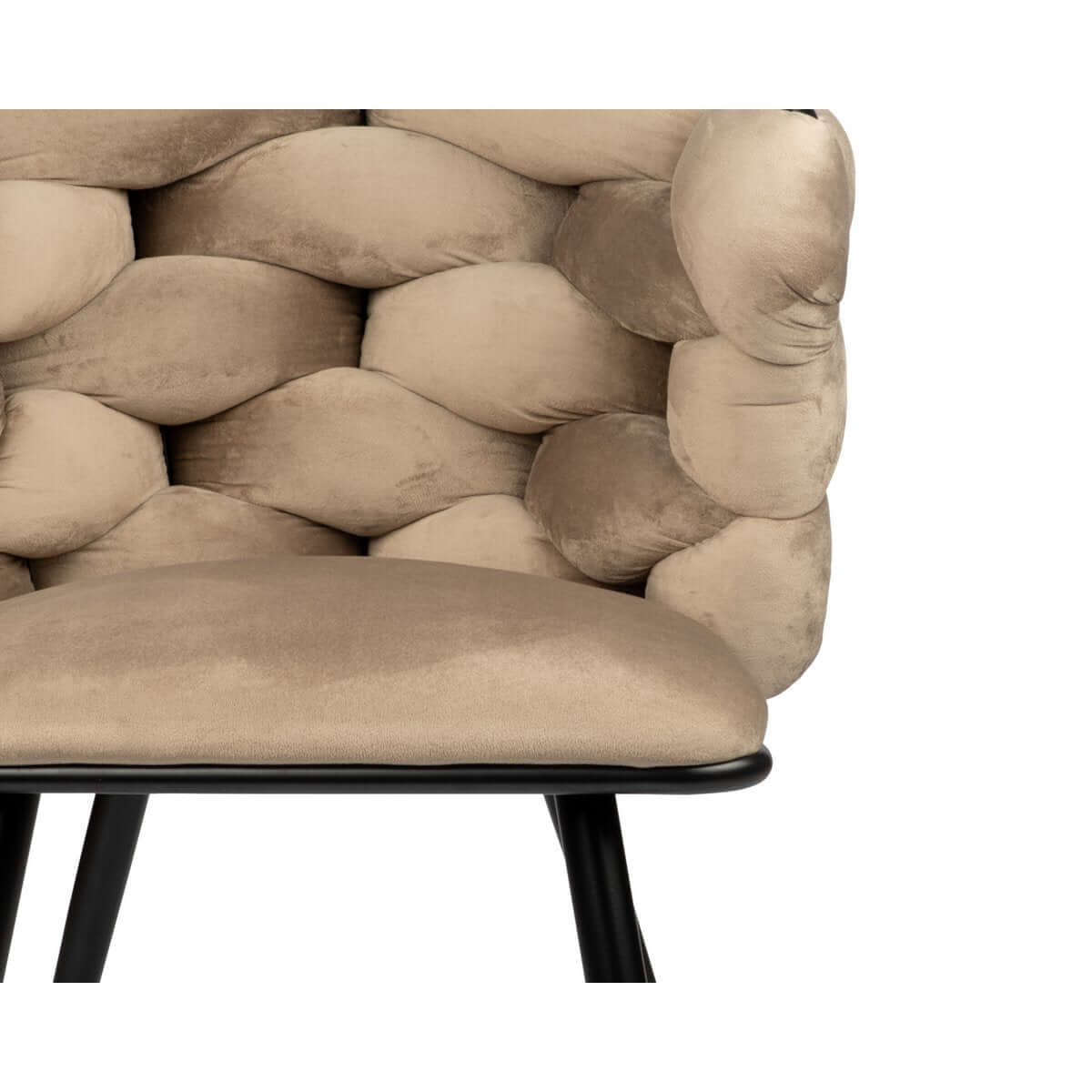 Luxueuze Rock Chair zand kleur met opvallend geweven rugleuning, perfect voor het stijlvol dineren en het opstarten van gesprekken.